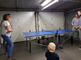 Ping Pong in de garage van het huis