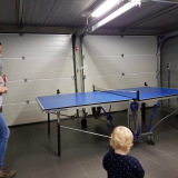 Ping Pong in de garage van het huis