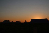 Skyline van monument valley bij zonsopkomst