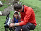 Peruaans kind met interesse voor filmcamera