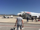 Vertrek, Erice op de berg achter het vliegtuig