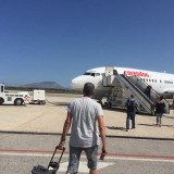 Vertrek, Erice op de berg achter het vliegtuig